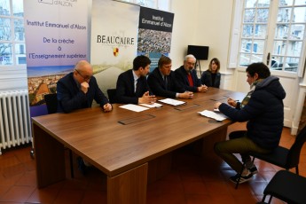 Signature de la convention pour la crèche Beaucaire Julien Sanchez (2)