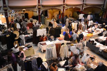 Belle affluence pour le vide commode provençal de Soie et Velours d’Argence