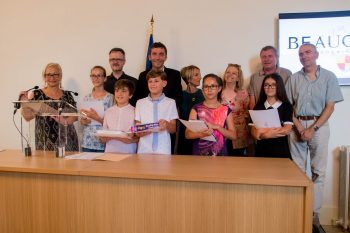 Les CM2 participant au prix Soulier reçus en Mairie