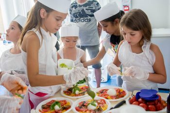 Les enfants du centre aéré apprennent à cuisiner