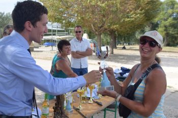 Seule femme à participer au concours de pêche, elle remporte la victoire !