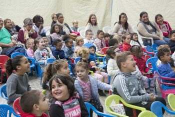Les enfants émerveillés par le spectacle de Guignol sur le thème de la Reine des Neiges
