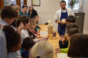 Atelier de fabrication de santons pour les enfants du centre aéré