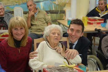 Colis de Noël : Les élus auprès des pensionnaires de l’Oustau