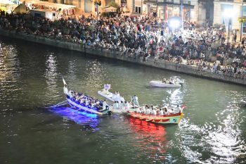 Le canal du Rhône à Sète en fête pour le tournoi de joutes en nocturne