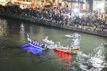 Le canal du Rhône à Sète en fête pour le tournoi de joutes en nocturne