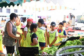 Les enfants des centres aérés en sortie au marché de Beaucaire