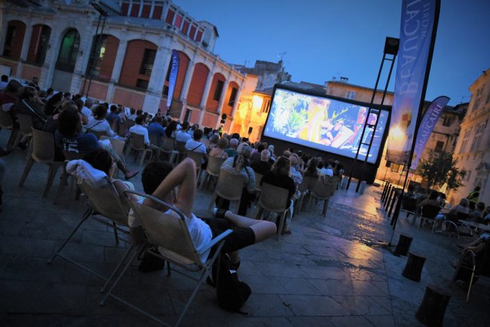 Cinéma en plain air la la land beaucaire (8)