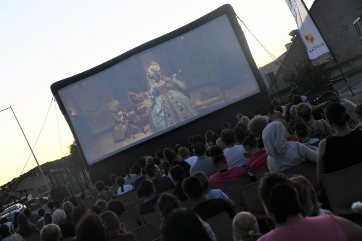 cinéma en plain air la belle et la bete beaucaire (6)