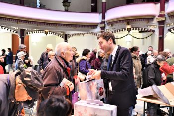 Distribution de colis de Noël pour nos aînés