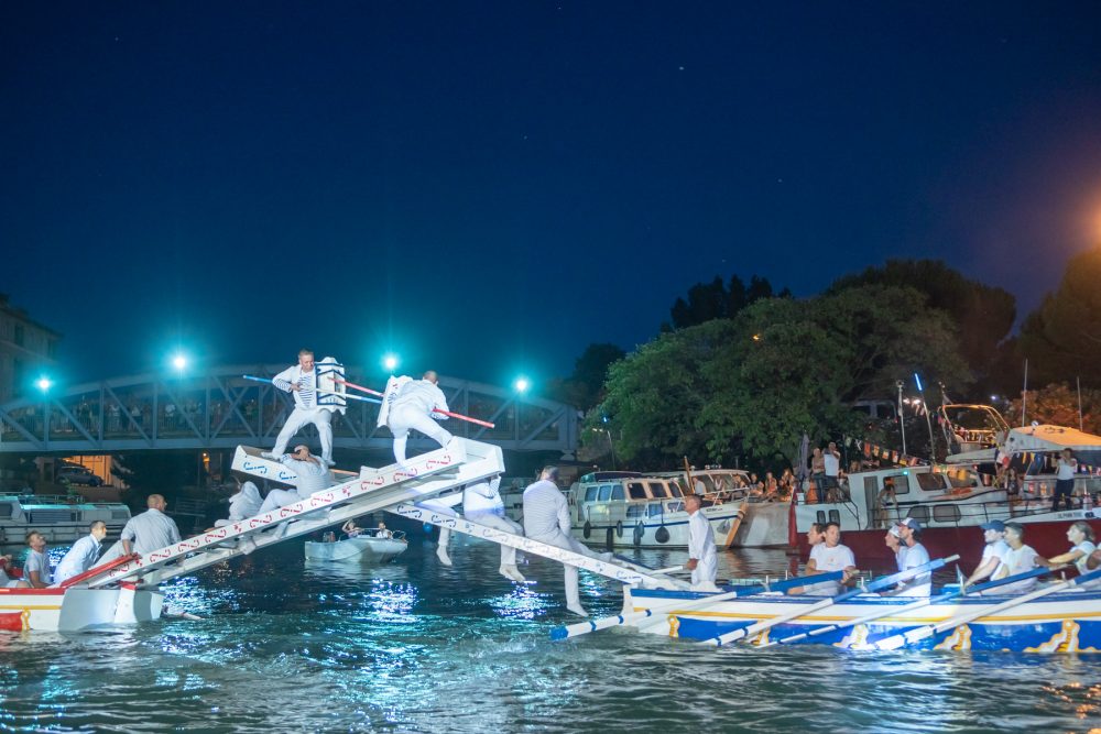 Beaucaire : Le tournoi de joutes en nocturne a conquis le public