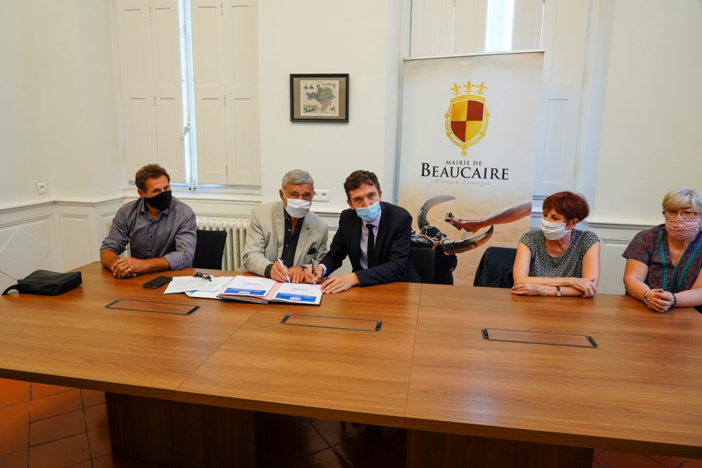 1-Beaucaire-Signature-Charte-Ville-aidante-alzeimer-Julien-Sanchez.