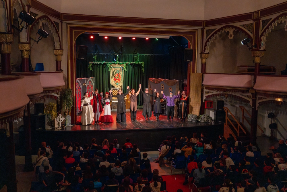 🎭 « 𝐄̂𝐭𝐫𝐞 𝐨𝐮 𝐧𝐞 𝐩𝐚𝐬 𝐞̂𝐭𝐫𝐞 » : 𝐇𝐚𝐦𝐥𝐞𝐭 𝐣𝐨𝐮𝐞́ 𝐚𝐮 𝐂𝐚𝐬𝐢𝐧𝐨 𝐦𝐮𝐧𝐢𝐜𝐢𝐩𝐚𝐥 𝐝𝐞 𝐁𝐞𝐚𝐮𝐜𝐚𝐢𝐫𝐞 !