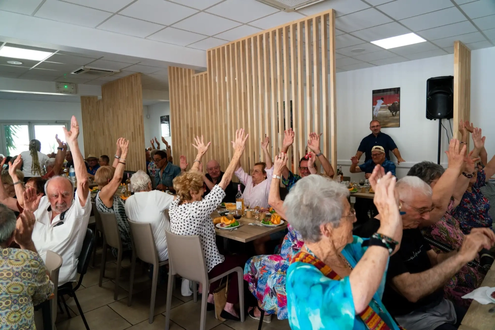 𝐔𝐧 𝐝𝐞́𝐣𝐞𝐮𝐧𝐞𝐫 𝐞𝐧 𝐦𝐮𝐬𝐢𝐪𝐮𝐞 𝐩𝐨𝐮𝐫 𝐥𝐚𝐧𝐜𝐞𝐫 𝐥𝐞𝐬 𝐟𝐞𝐬𝐭𝐢𝐯𝐢𝐭𝐞́𝐬 𝐚̀ 𝐥’𝐀̂𝐠𝐞 𝐝’𝐎𝐫