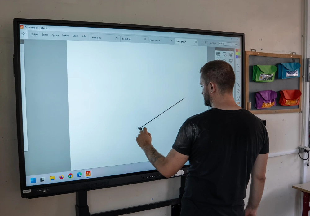 La pose des écrans numériques interactifs dans les écoles élémentaires en cours de finalisation