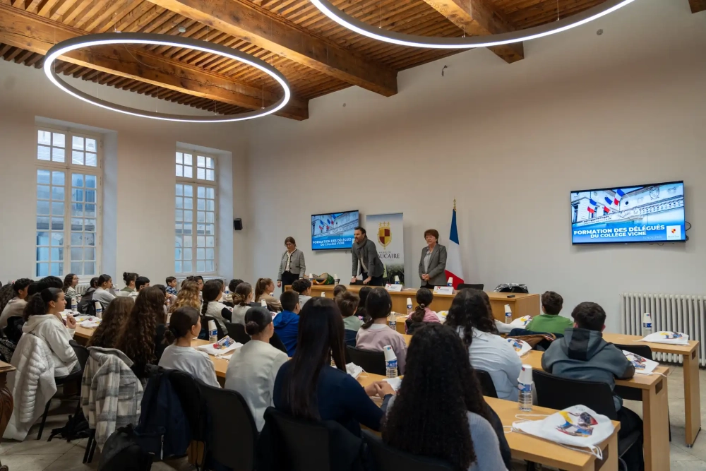 🏫🎓 Les délégués du collège Eugène Vigne accueillis à la Mairie de Beaucaire !